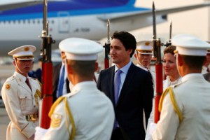 Trudeauarriving-g7-japan-May2016-web400