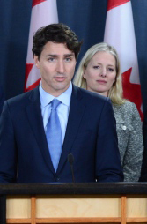 Prime Minister Trudeau flanked by federal Environment Minister Catherine McKenna
