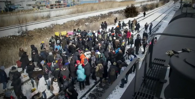 Protestors on train tracks, Ontario, February 2020