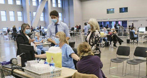 Pandemic turning point: prime minister tours immunization clinic Trudeau, immunization clinic, March 2021