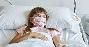 Vancouver Island: COVID infections in over 1,600 kids & teens child, mask