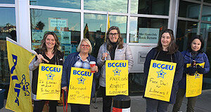 Librarians on picket line in Duncan bcgeu, librarians