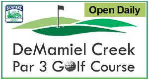 Golfing in the fall season in Sooke seaparc, demamiel, golf course