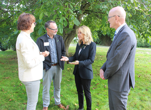 3971-Gee-Gray-Cocchia-Steenkamp-Oct0125-IslandSocialTrends-500px Susan Gee, Bruce Gray, Wendy Cocchia, Philip Steenkamp, RRU