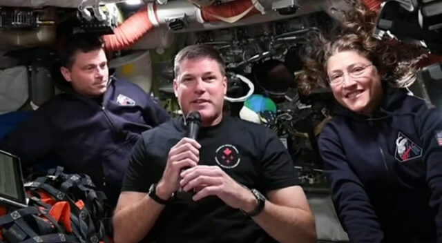 11-Astronauts-jeremyHansenCentre-Micrphone-Apr0526-500px jeremy hansen, artemis II